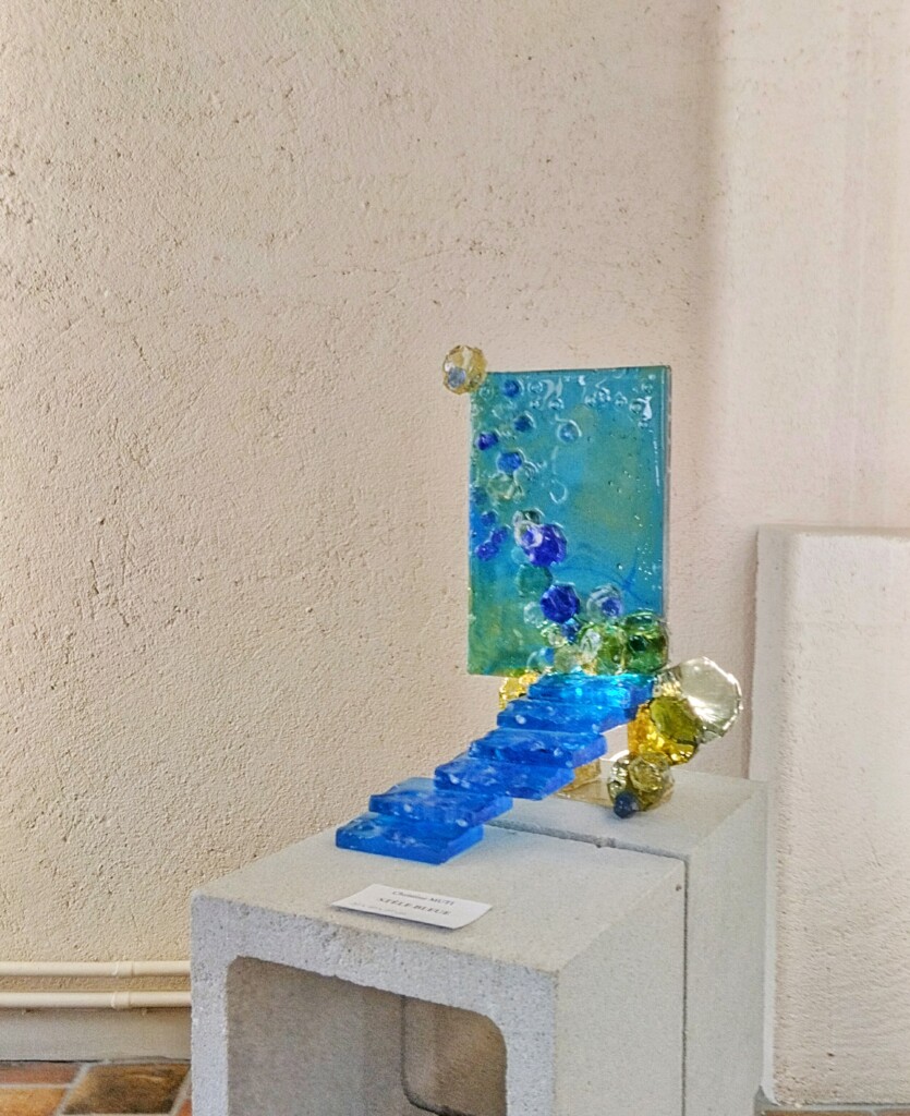 Exposition 2023 "Arts de la dalle de verre contemporaine", Stèle bleue, C. Muti