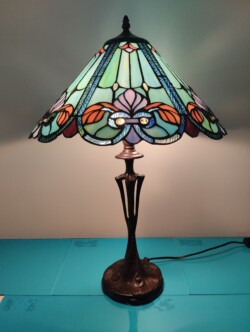Vitrail,Chartres,lampe Tiffany,lampe vitrail,galerie du vitrail,vitraux,vente de vitraux en ligne, centre,eure et loir,eure et loire, fleur, fleurs, art deco, art nouveau, bleu